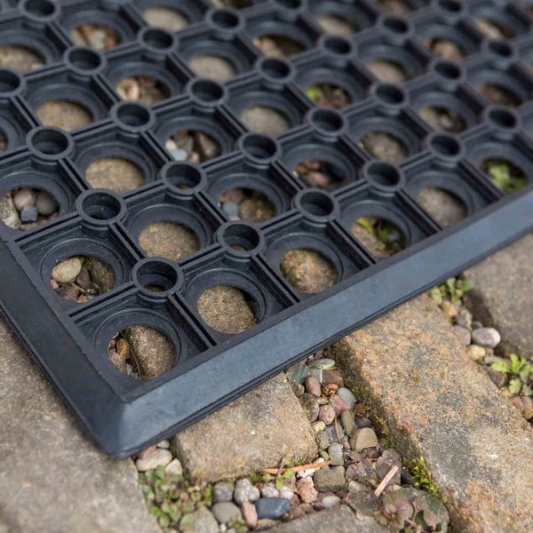 Schmutzfangmatte aus Gummi mit Löchern