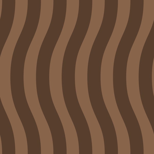 Tapete mit vertikalem Wellenmuster in Brauntönen.