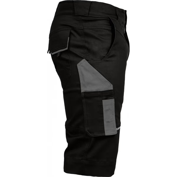 Schwarze Arbeitsshorts in der Seitenansicht mit grauen Taschenelementen und Gürtelschlaufen.