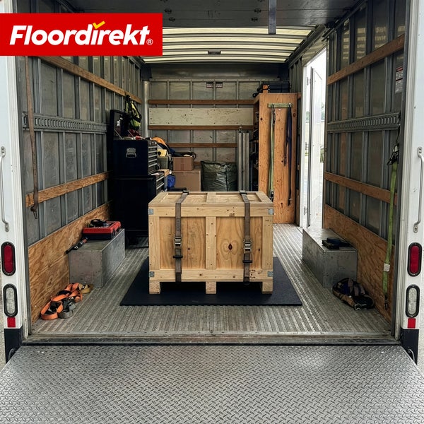 Blick in einen Lieferwagen mit Holzkiste und Werkzeugkästen