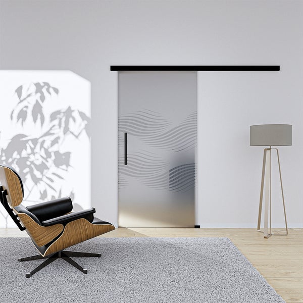 Wohnraum mit Glasschiebetür, Sessel und Stehlampe