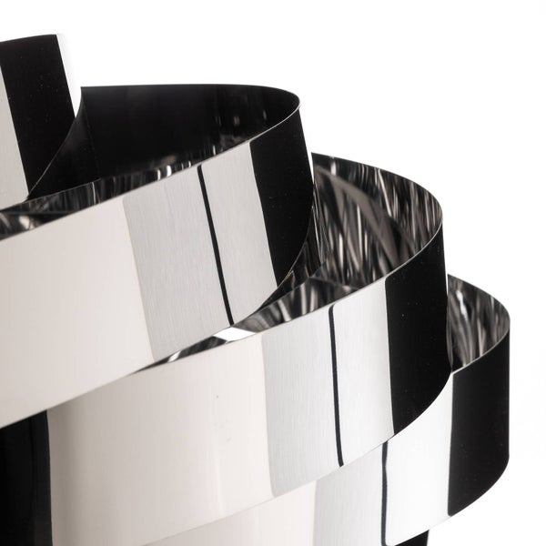 Dekorative Leuchte aus Metallbändern gewunden