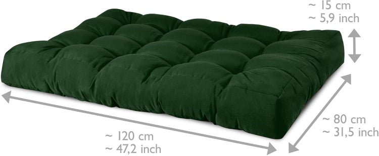 Teppich mit geometrischem Dreiecksmuster und Beistelltisch