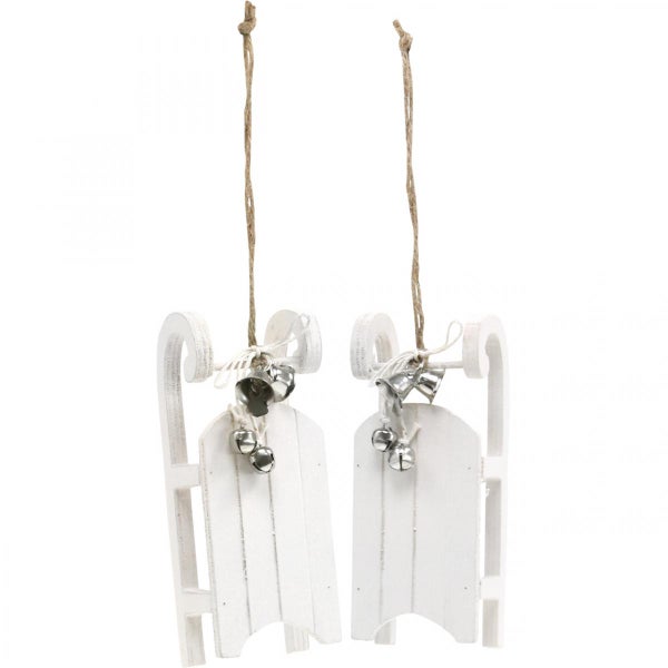 Zwei dekorative, weiße Holzschlitten mit Seilaufhängung und silberfarbenen Glöckchen.