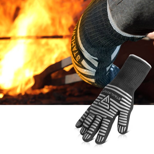 Hitzebeständiger Stahlwerk Grillhandschuh mit Silikonstreifen für sicheren Halt vor einem offenen Feuer.
