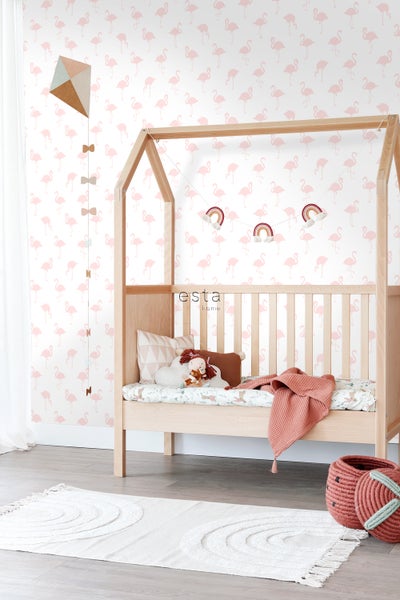 Kinderzimmer mit Holzhausbett, Flamingo-Tapete und dekorativen Accessoires für ein helles Ambiente