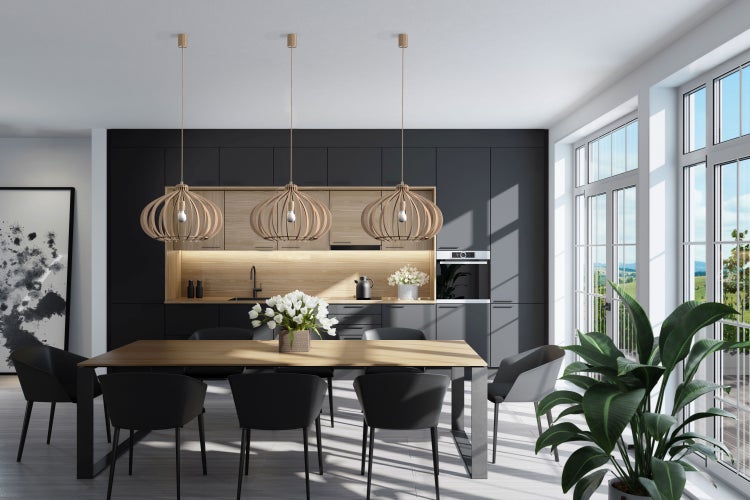Moderne Küche mit dunklen Fronten, Holzakzenten, großem Esstisch mit schwarzen Stühlen und drei dekorativen Pendelleuchten aus Holz.
