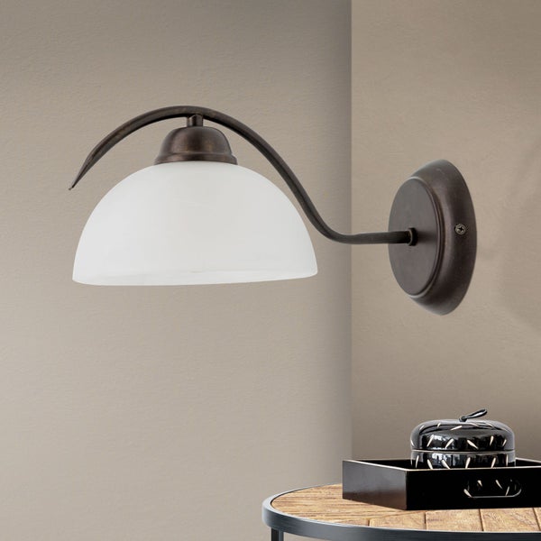 Wandleuchte mit gebogenem Metallarm und halbkugelförmigem Glasschirm für Wohnräume.