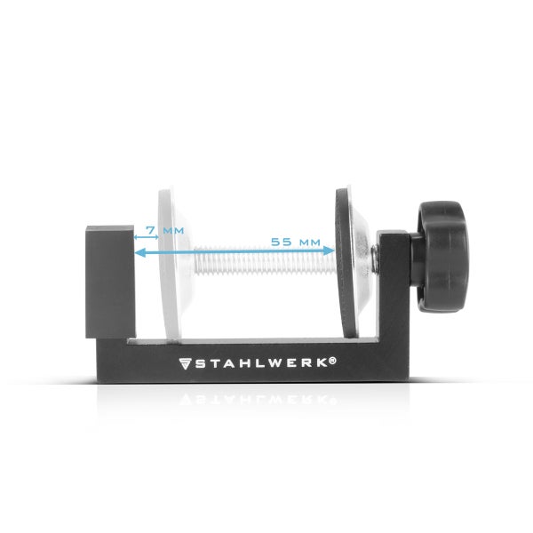 Stahlwerk Schraubzwinge aus Metall mit 55 Millimeter Spannweite und 7 Millimeter Backenbreite.