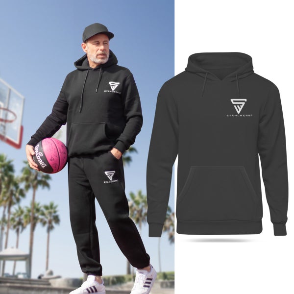 Mann trägt schwarzen Stahlwerk Hoodie und Jogginghose mit Logo