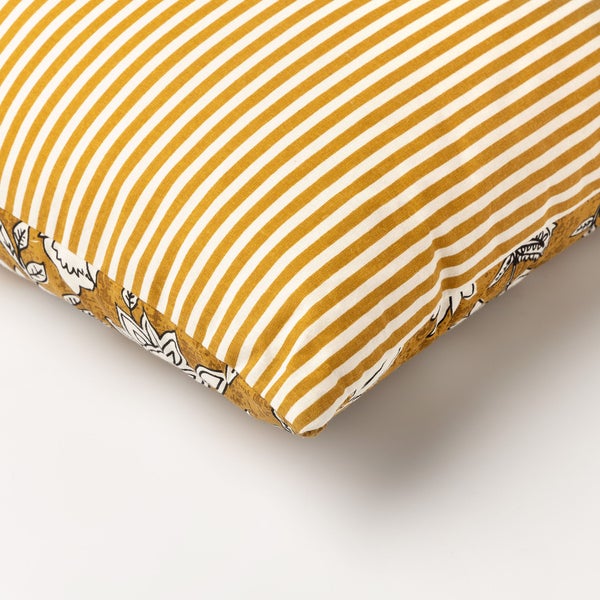 Dekokissen mit Streifenmuster und floralem Muster am Rand