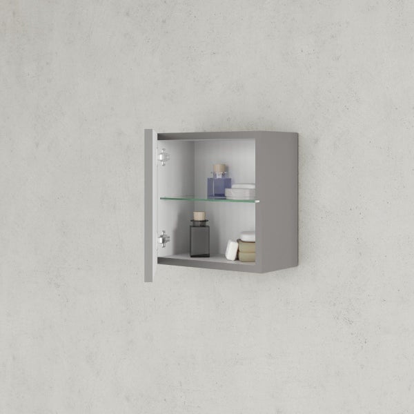 Offener grauer Spiegelschrank mit Glasablagen zur Wandmontage