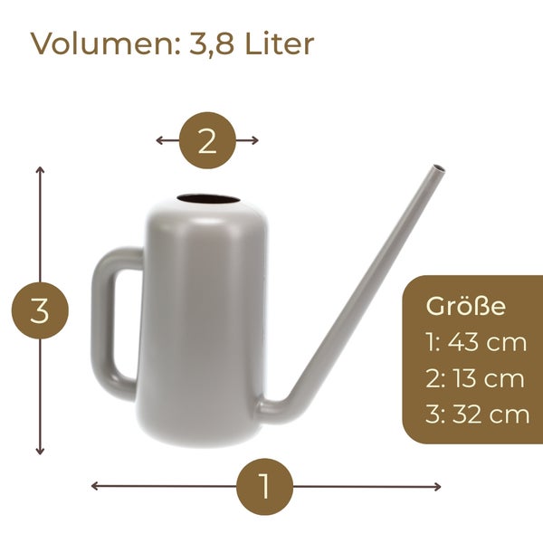 Gießkanne mit 3,8 Liter Volumen. Maße: Länge 43 Zentimeter, Durchmesser 13 Zentimeter, Höhe 32 Zentimeter.