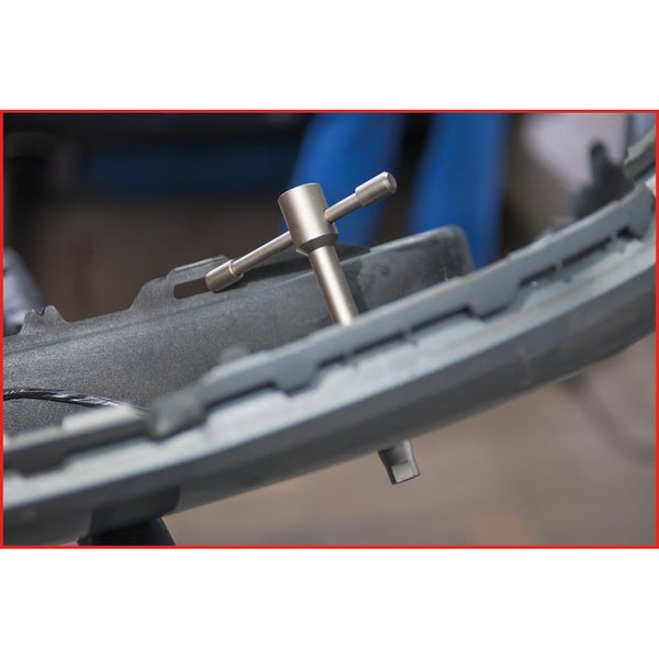 T-Griff Steckschlüssel im Einsatz