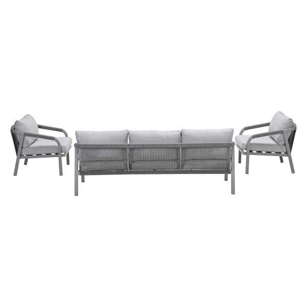 Gartenlounge-Set aus Dreisitzer-Sofa und zwei Sesseln mit Seilbespannung und grauen Polstern.