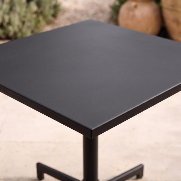 Schwarzer, quadratischer Gartentisch aus Metall mit matter Oberfläche.