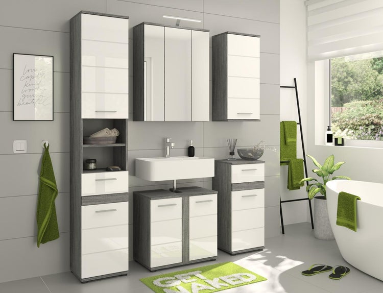 Modernes Badezimmer mit Möbeln in grauer Holzoptik und weißen Hochglanzfronten, bestehend aus Waschplatz, Spiegelschrank und Hochschränken.