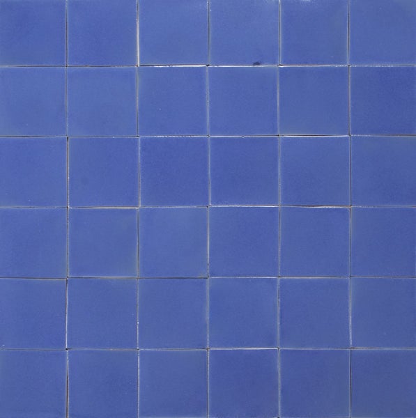 Quadratische, blaue Fliesen sind in einem regelmäßigen Muster angeordnet.