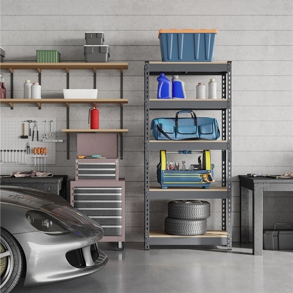Organisierte Garage mit Schwerlastregal aus Metall, Werkzeugwand, Werkstattwagen, Werkbank und der Front eines Autos.