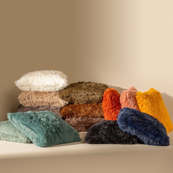 Stapel dekorativer Kissen mit Felloptik