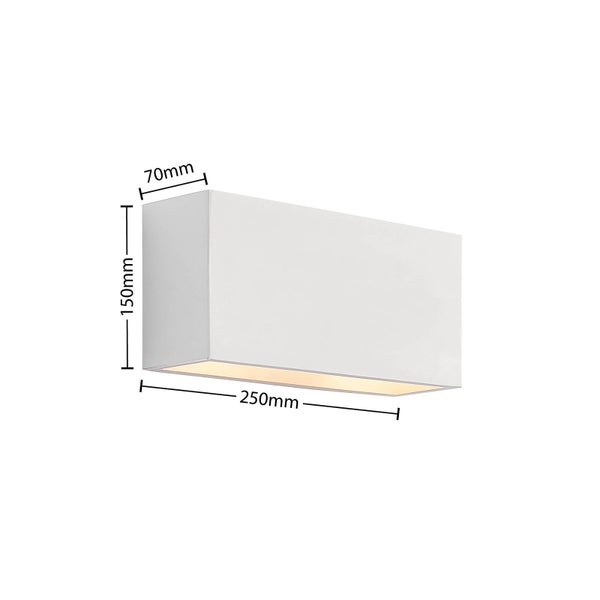 Weiße rechteckige Wandleuchte mit den Maßen 250 Millimeter Länge 150 Millimeter Höhe und 70 Millimeter Tiefe.