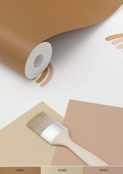 Tapetenrolle mit Muster und Farbpalette sowie Pinsel