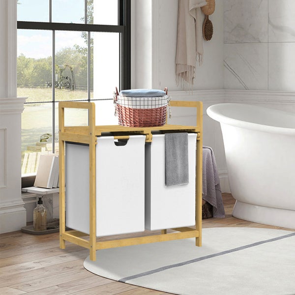 Schlafzimmer mit geometrischer Tapete, Bett, Nachttisch und Teppich für eine helle und organisierte Atmosphäre.