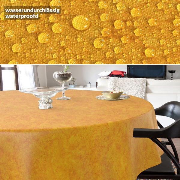 Runde, wasserundurchlässige Tischdecke mit Strukturmuster in einem hellen Wohnzimmer und Detailaufnahme der abperlenden Wassertropfen.