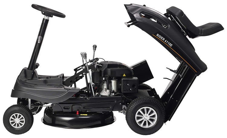 Aufsitzmäher Rider 6110E mit geöffneter Motorabdeckung für Wartungsarbeiten.