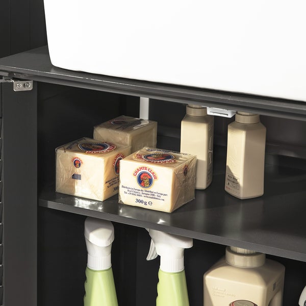 Regale in einem grauen Schrank mit Reinigungsmitteln.