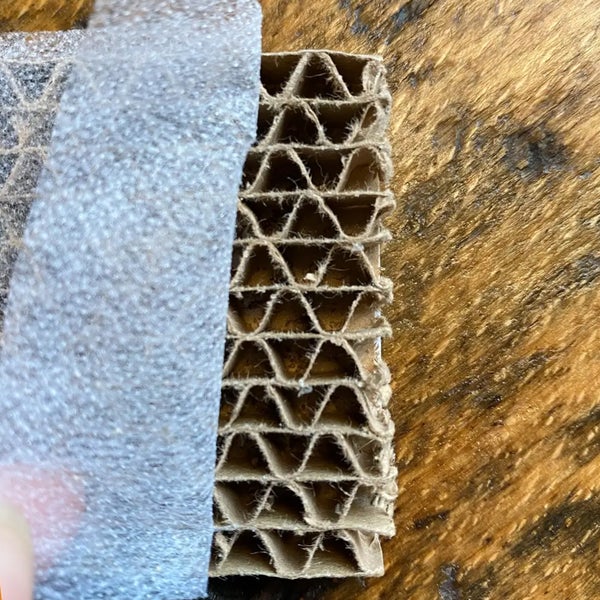 Detailansicht einer Wellpappe mit einer Lage Schaumstoff