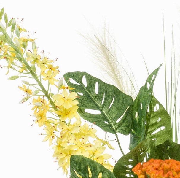 Künstliches Blumengesteck mit gelben Blütenrispen, grünen Monstera-Blättern und federartigem Ziergras.
