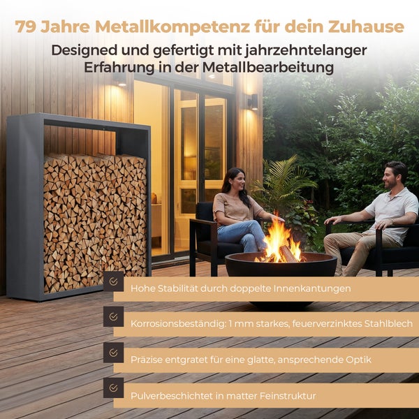 Stabiles, korrosionsbeständiges Brennholzregal aus Metall auf einer Terrasse neben einer Feuerschale und zwei Personen.