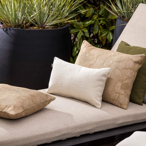 Gartenlounge mit Kissen in verschiedenen Größen und Designs