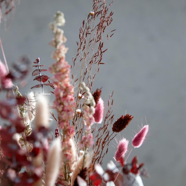 Sonntagswanderung: Trockenblumenstrauß mit Eukalyptus & Lagurus in rauchigen Rottönen