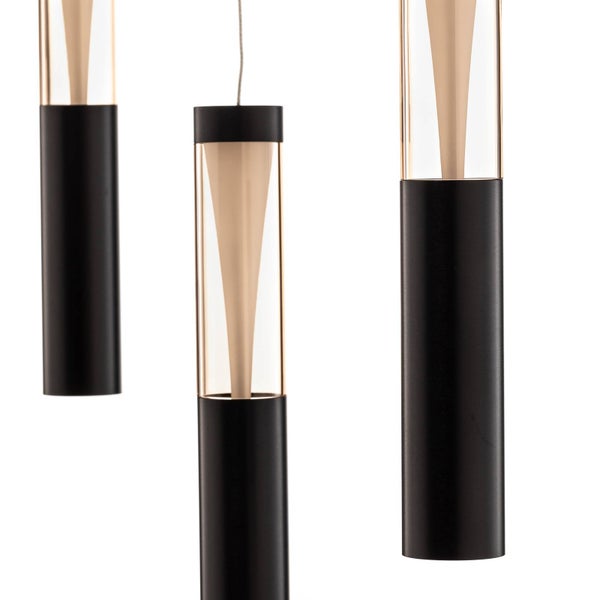 Detailansicht von zylindrischen Pendelleuchten aus schwarzem Metall und klarem Glas mit champagnerfarbenem Innenelement.