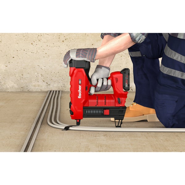 Befestigung von Kabeln mit einem roten Fischer Akku-Nagler