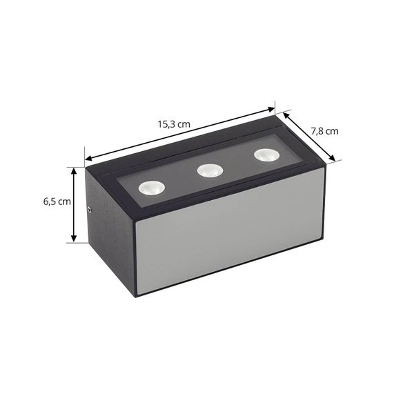 Rechteckige LED Außenwandleuchte mit drei Lichtquellen, Maße 15,3 Zentimeter Breite, 6,5 Zentimeter Höhe und 7,8 Zentimeter Tiefe.