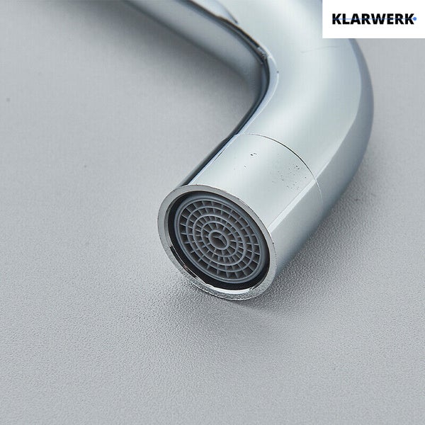 Klarwerk Logo und der Auslauf einer Küchenarmatur mit einem Strahlregler im Detail