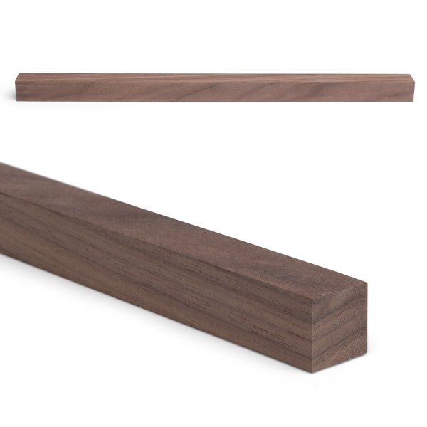 Quadratischer Holzstab aus dunklem Holz mit sichtbarer Maserung.