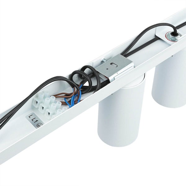 Innenansicht einer weißen Deckenleuchte mit Kabeln und Klemmen