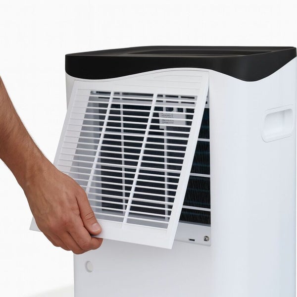 Hand öffnet das Filtergitter eines Luftentfeuchters zur Reinigung oder zum Filterwechsel.