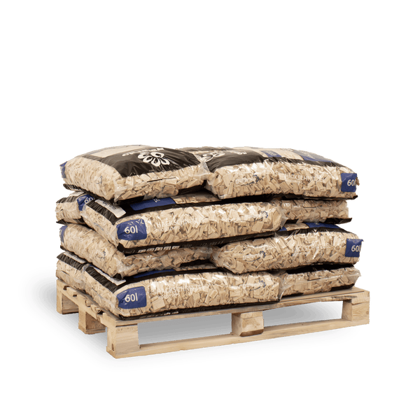 FloraSelf Hackschnitzel, 60 Liter pro Sack, gestapelt auf einer Holzpalette.