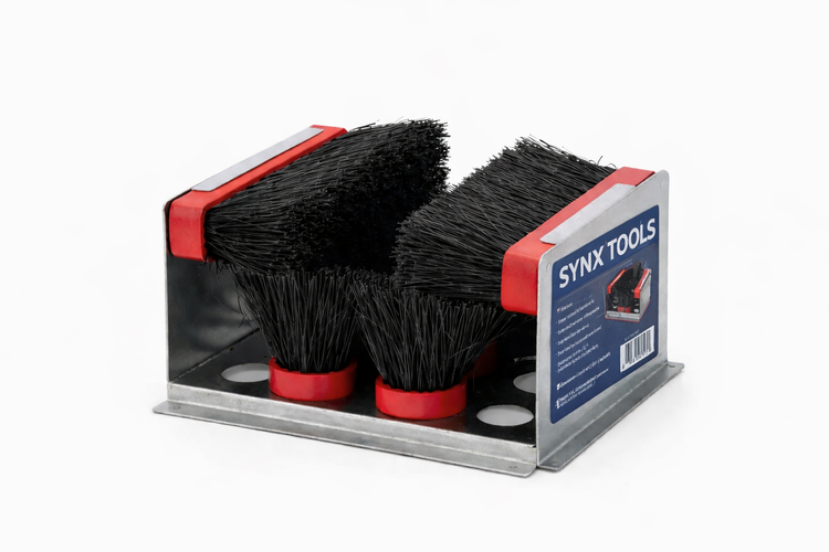 Stiefelputzer mit Bürsten und Metallrahmen