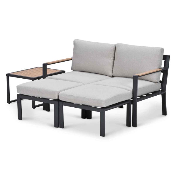 Lounge-Set aus schwarzem Metall mit grauen Polstern, bestehend aus Zweisitzer-Sofa, zwei Hockern, integriertem Beistelltisch und Holz-Details.