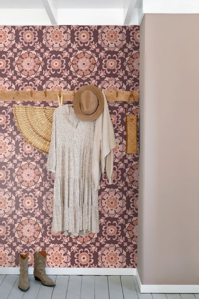 Szene mit floral gemusterter Tapete, Garderobe, Hut, Kleid und Stiefeln