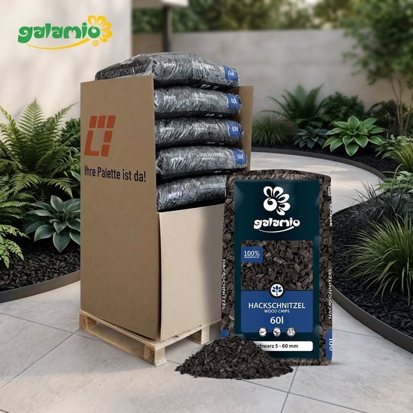 Galamio Hackschnitzel schwarz 5 bis 60 Millimeter im 60 Liter Sack, gestapelt auf einer Palette in einem hellen, gepflegten Garten.