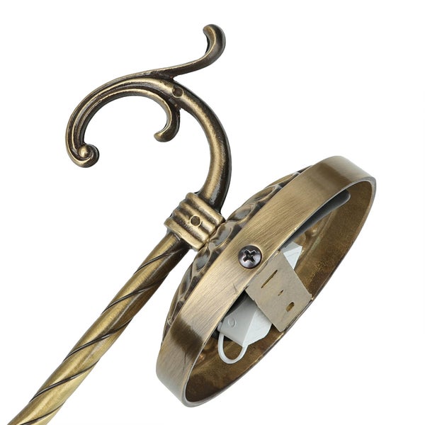 Detailaufnahme einer Wandleuchte im klassischen Stil mit gebogenem Arm