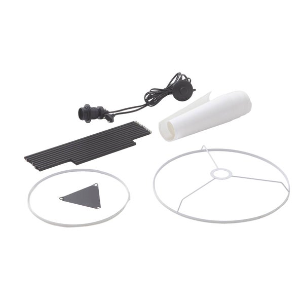 Einzelteile einer Lampe auf einem weißen Untergrund