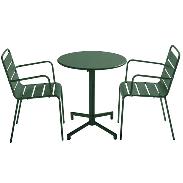 Dreiteiliges Gartenmöbel-Set aus grünem Metall mit einem runden Bistrotisch und zwei Gartenstühlen mit Armlehnen in Latten-Optik.